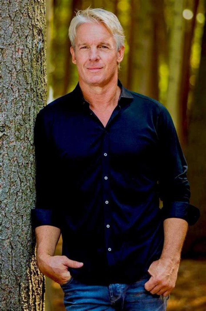 Relationship Status, Net Worth, Family, and Acting Career