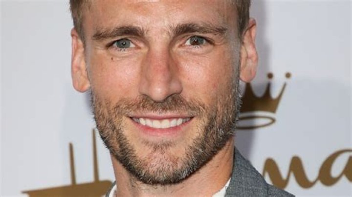 Does Andrew Walker have Heterochromia? Does Andrew Walker have 2 different color eyes?