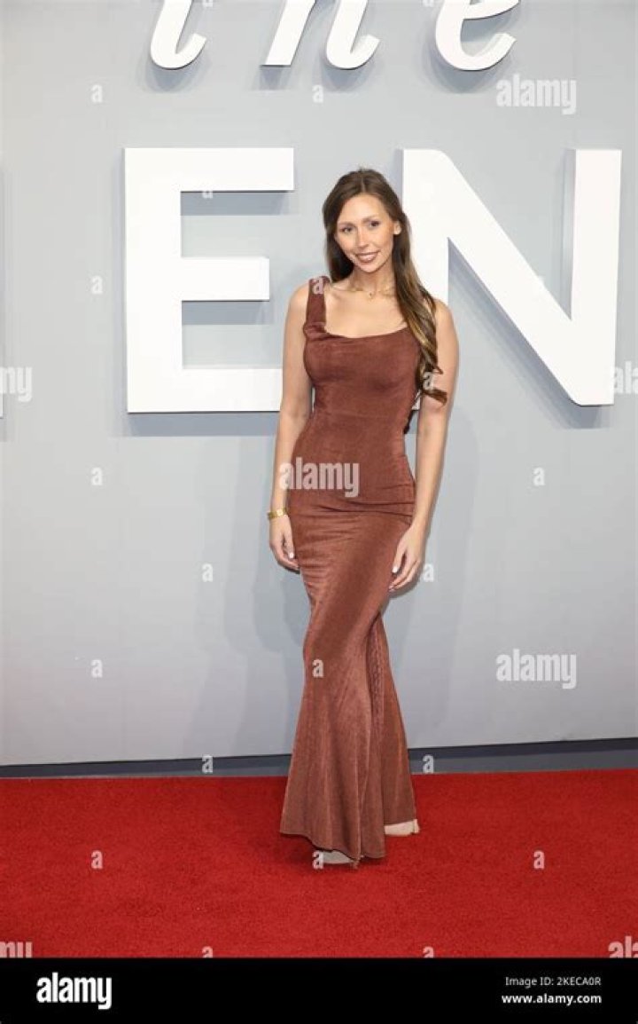 Eloise Head Height Weight Net