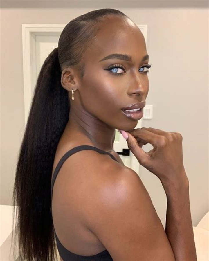 Jalicia Nightengale is an Afro-American model from Barbados who is married to her husband, Che Hebso