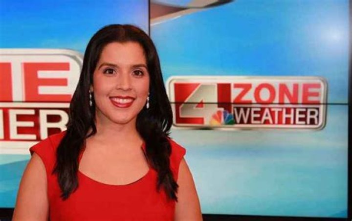 Jeannette Calle, an American meteorologist is living a blissful life with her family.