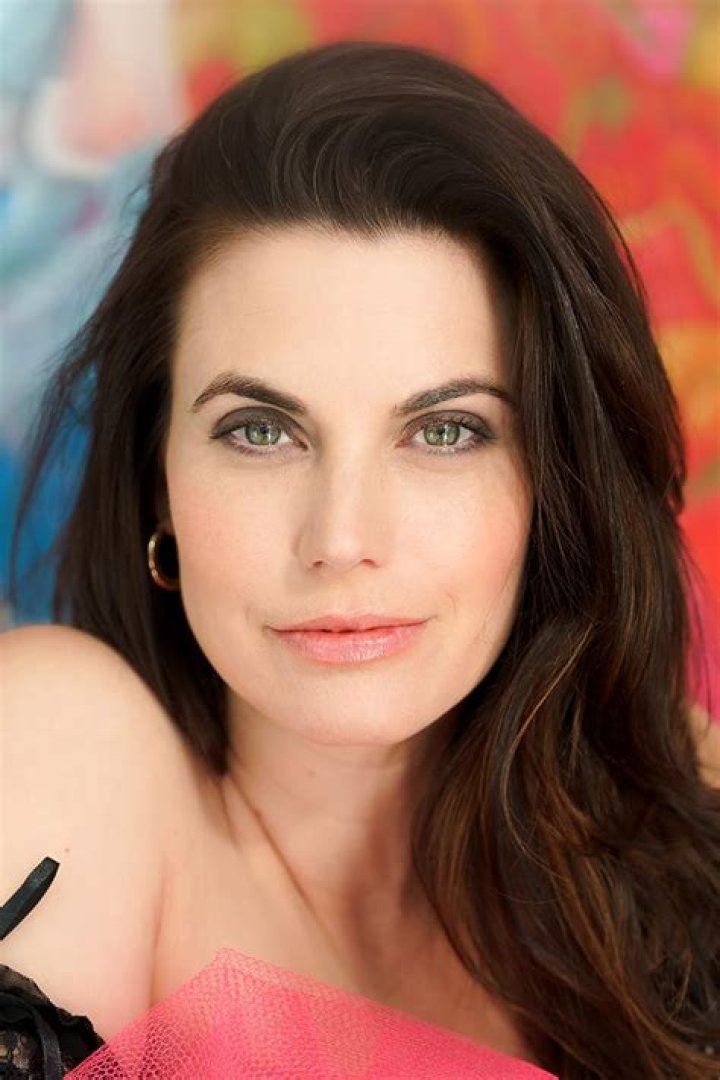 Meghan Ory Married, Husband, Affair, Children, Dating, Net Worth