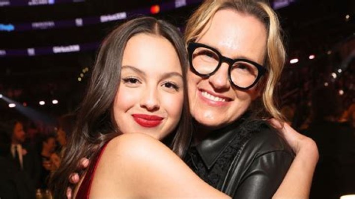 Olivia Rodrigo's Mom: Uncovering The Truth About The Superstar's Matriarch