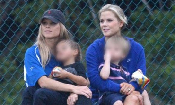 Twin To Elin, Model, And More