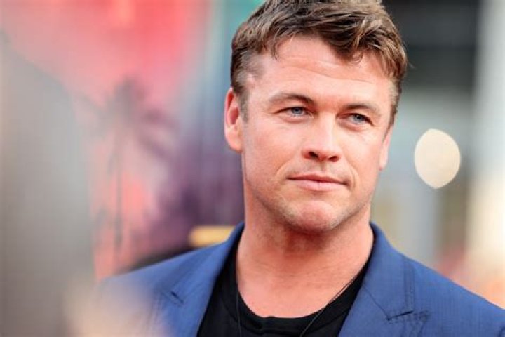 Why Is Luke Hemsworth Shorter Than His Brothers?